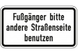 Verkehrszeichen Fußgänger bitte andere Straßenseite benutzen
